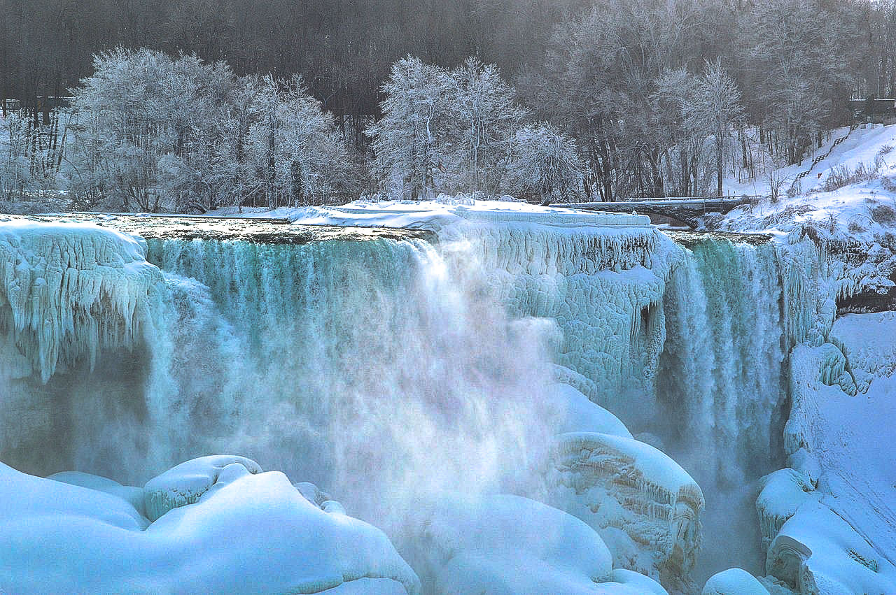 Visiting Niagara Falls - frozen waterfalls in Winter