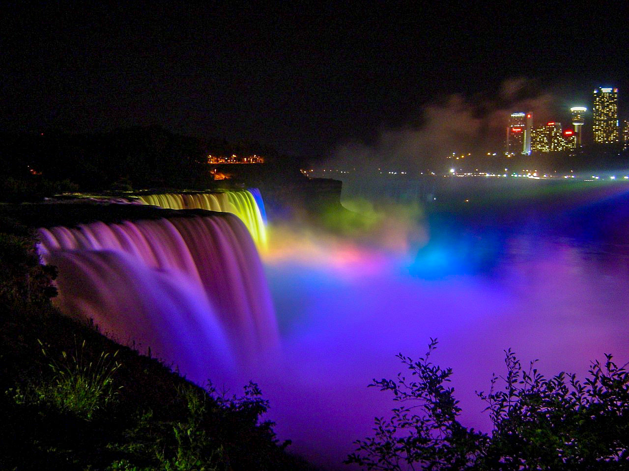 Visiting Niagara Falls - Niagara Falls illuminations