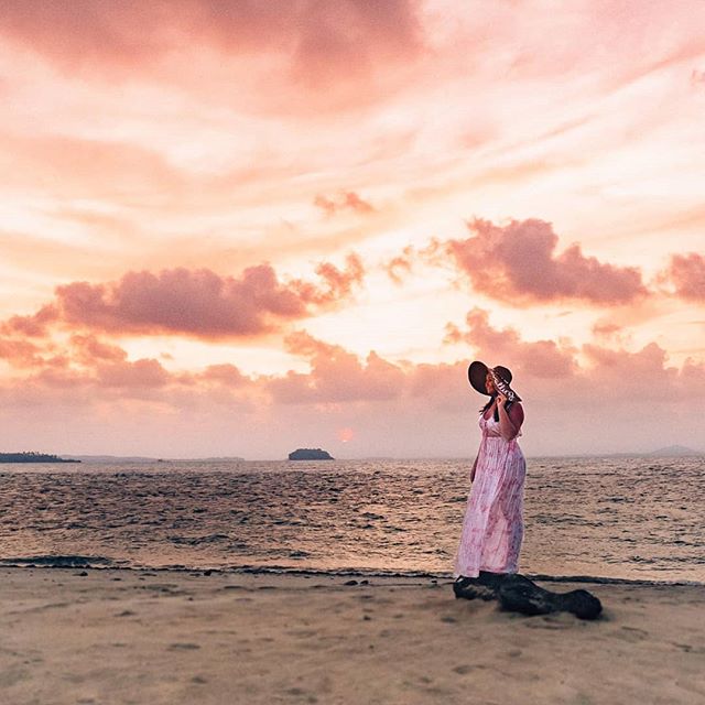 Throwback to that time we re-enacted Robinson Crusoe 🏝
.
.
The sunsets in Indonesia are to die for and it’s no different at @joyoresort where you can escape everything and find your piece of heaven 😍 When was the last time you escaped it all?
.
.
👒 : @peppermintrock 👗: @asos .
.
PHOTO TIP: Shooting at sunrise and sunset gives the best lighting reducing the overhead shadows you’ll get during the midday sun, and if you’re lucky you can catch some amazing colourful skies like this 🌅
.
.
.
.
#wonderfulindonesia #indonesia_photography #sheisnotlost #dametraveler #sunsetbeach