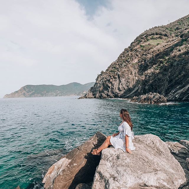 With all five villages of Cinque Terre offering amazing views of Italy it's so hard to pick a favourite! Which do you prefer?
.
.
.
TRAVEL TIP: Head right down through the village out to the harbour at the bottom of Vernazza. Wander to the end of the sea wall, admiring local fishermen mending their nets along the way, and look back to be wowed by the view of the village set perfectly against the sea and the jagged cliffs behind 🇮🇹
.
.
.
👗: @shopmoonriver
.
#cinqueterre #italianroadtrip #cinqueterreitaly #sheisnotlost #dametraveler