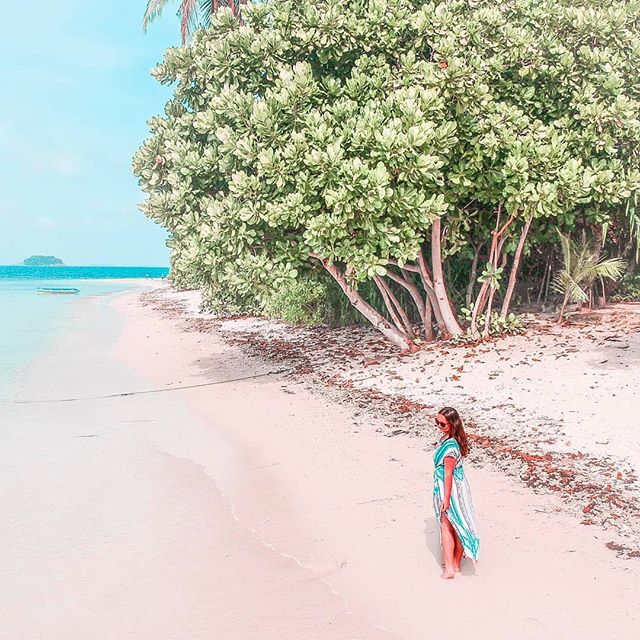 All this sun in London is reminding me of days on the beach at the wonderful @joyoresort 🏝️
.
Looking for a idyllic tropical hideaway? Check out our full review of Pulau Joyo (link up 🔝) 🌞📍Pulau Joyo, Indonesia
.
#wonderfulindonesia #robinsoncrusoe #islandlife #islandescape #dametraveler
.
👗: @cocobayswimwear All this sun in London is reminding me of days on the beach at the wonderful @joyoresort 🏝️
.
Looking for a idyllic tropical hideaway? Check out our full review of Pulau Joyo (link up 🔝) 🌞📍Pulau Joyo, Indonesia
.
#wonderfulindonesia #robinsoncrusoe #islandlife #islandescape #dametraveler
.
👗: @cocobayswimwear